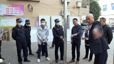 小區保安亭修繕引風波 物業施工堵路，業主回家難